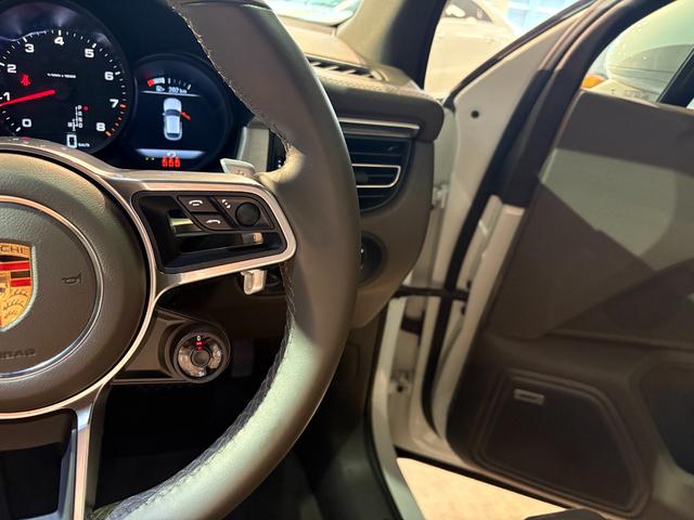 マカン マカン　スポーツクロノ・レザーインテリアＰＫＧ　ＰＡＳＭ　スポーツデザインドアミラー・サイドスカート　ペイントリアセンターエプロン　ＢＯＳＥ　エントリー＆ドライブ　シートヒーター　１９ＡＷ　パワステ＋　禁煙車（14枚目）