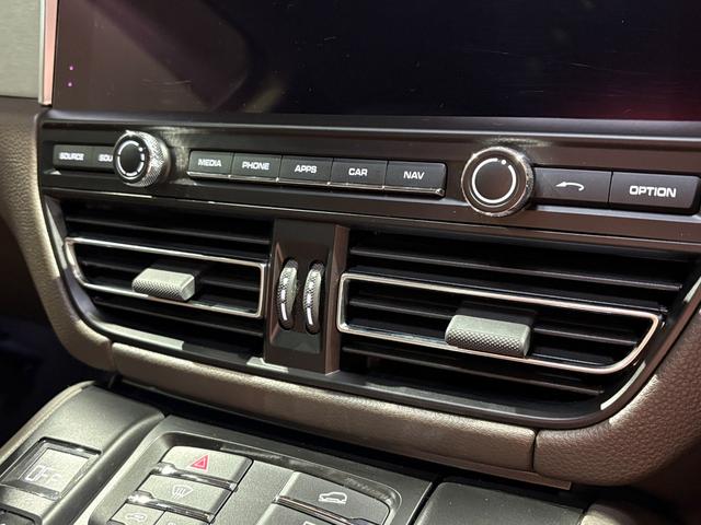 マカン マカン　スポーツクロノ・レザーインテリアＰＫＧ　ＰＡＳＭ　スポーツデザインドアミラー・サイドスカート　ペイントリアセンターエプロン　ＢＯＳＥ　エントリー＆ドライブ　シートヒーター　１９ＡＷ　パワステ＋　禁煙車（25枚目）