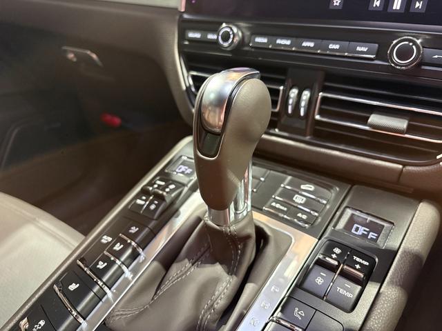 マカン マカン　スポーツクロノ・レザーインテリアＰＫＧ　ＰＡＳＭ　スポーツデザインドアミラー・サイドスカート　ペイントリアセンターエプロン　ＢＯＳＥ　エントリー＆ドライブ　シートヒーター　１９ＡＷ　パワステ＋　禁煙車（27枚目）