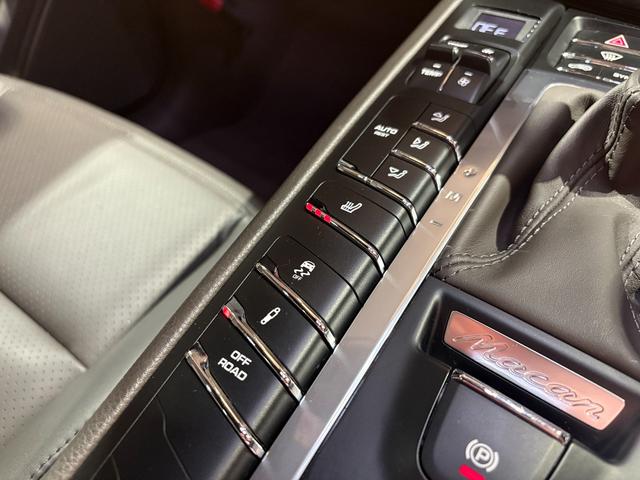 マカン マカン　スポーツクロノ・レザーインテリアＰＫＧ　ＰＡＳＭ　スポーツデザインドアミラー・サイドスカート　ペイントリアセンターエプロン　ＢＯＳＥ　エントリー＆ドライブ　シートヒーター　１９ＡＷ　パワステ＋　禁煙車（28枚目）