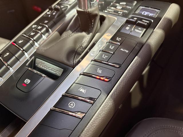 マカン マカン　スポーツクロノ・レザーインテリアＰＫＧ　ＰＡＳＭ　スポーツデザインドアミラー・サイドスカート　ペイントリアセンターエプロン　ＢＯＳＥ　エントリー＆ドライブ　シートヒーター　１９ＡＷ　パワステ＋　禁煙車（29枚目）