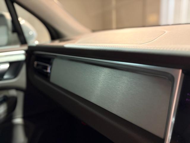 マカン マカン　スポーツクロノ・レザーインテリアＰＫＧ　ＰＡＳＭ　スポーツデザインドアミラー・サイドスカート　ペイントリアセンターエプロン　ＢＯＳＥ　エントリー＆ドライブ　シートヒーター　１９ＡＷ　パワステ＋　禁煙車（30枚目）