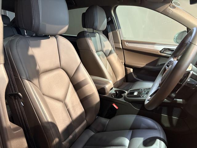 マカン マカン　スポーツクロノ・レザーインテリアＰＫＧ　ＰＡＳＭ　スポーツデザインドアミラー・サイドスカート　ペイントリアセンターエプロン　ＢＯＳＥ　エントリー＆ドライブ　シートヒーター　１９ＡＷ　パワステ＋　禁煙車（31枚目）