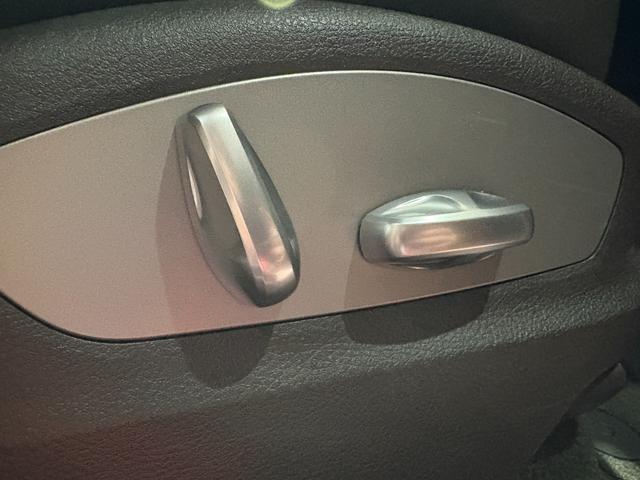 マカン マカン　スポーツクロノ・レザーインテリアＰＫＧ　ＰＡＳＭ　スポーツデザインドアミラー・サイドスカート　ペイントリアセンターエプロン　ＢＯＳＥ　エントリー＆ドライブ　シートヒーター　１９ＡＷ　パワステ＋　禁煙車（32枚目）