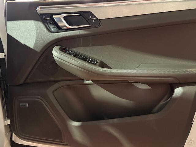 マカン マカン　スポーツクロノ・レザーインテリアＰＫＧ　ＰＡＳＭ　スポーツデザインドアミラー・サイドスカート　ペイントリアセンターエプロン　ＢＯＳＥ　エントリー＆ドライブ　シートヒーター　１９ＡＷ　パワステ＋　禁煙車（33枚目）