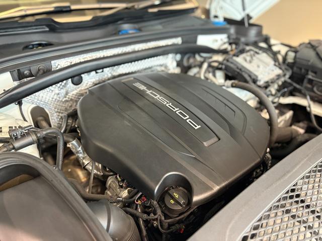マカン マカン　スポーツクロノ・レザーインテリアＰＫＧ　ＰＡＳＭ　スポーツデザインドアミラー・サイドスカート　ペイントリアセンターエプロン　ＢＯＳＥ　エントリー＆ドライブ　シートヒーター　１９ＡＷ　パワステ＋　禁煙車（49枚目）
