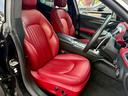 内装はレッドレザーとカーボンを使用した高級感のある仕様です。