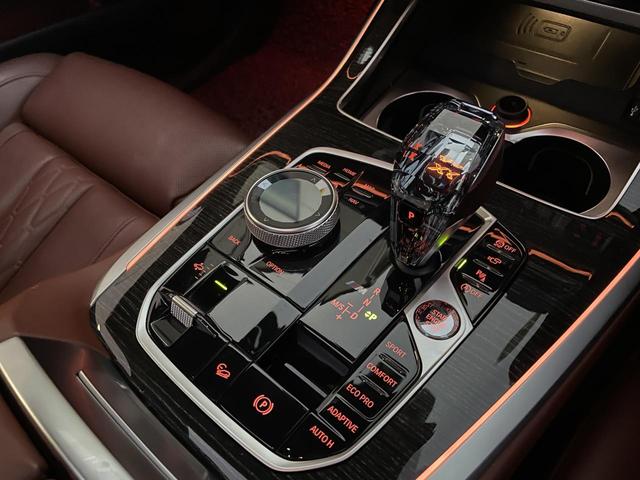 X7 M50i スカイラウンジパノラマサンルーフ・22インチオプションアルミ・2列目コンフォートシート・ウェルネスパッケージ・リアシートエンターテイメントシステムプロフェッショナル・全周囲カメラ 後席モニター(12枚目)