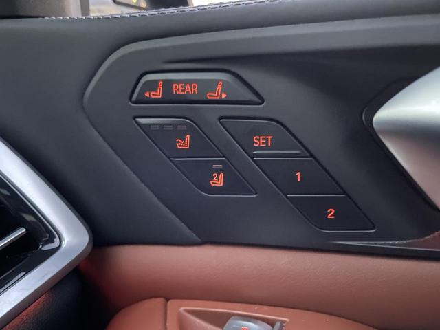 X7 M50i スカイラウンジパノラマサンルーフ・22インチオプションアルミ・2列目コンフォートシート・ウェルネスパッケージ・リアシートエンターテイメントシステムプロフェッショナル・全周囲カメラ 後席モニター(15枚目)