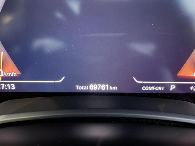 X7 M50i スカイラウンジパノラマサンルーフ・22インチオプションアルミ・2列目コンフォートシート・ウェルネスパッケージ・リアシートエンターテイメントシステムプロフェッショナル・全周囲カメラ 後席モニター(24枚目)