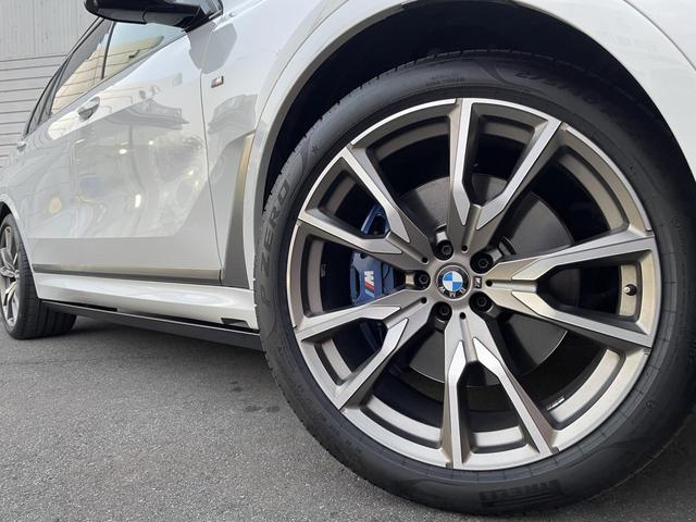 X7 M50i スカイラウンジパノラマサンルーフ・22インチオプションアルミ・2列目コンフォートシート・ウェルネスパッケージ・リアシートエンターテイメントシステムプロフェッショナル・全周囲カメラ 後席モニター(42枚目)