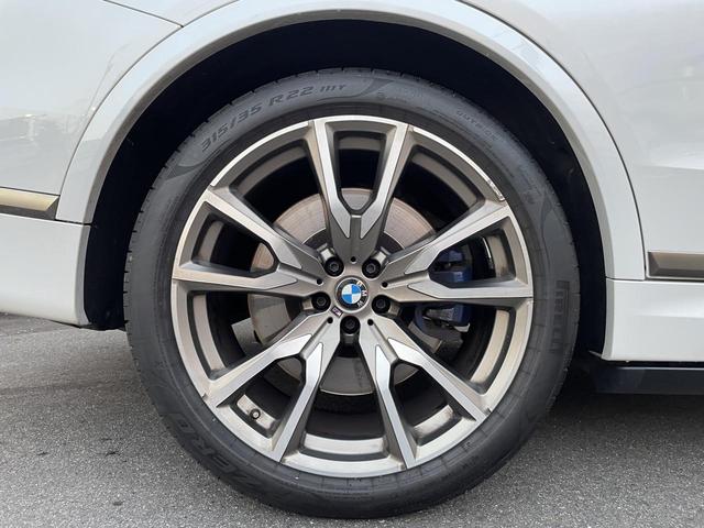 X7 M50i スカイラウンジパノラマサンルーフ・22インチオプションアルミ・2列目コンフォートシート・ウェルネスパッケージ・リアシートエンターテイメントシステムプロフェッショナル・全周囲カメラ 後席モニター(43枚目)