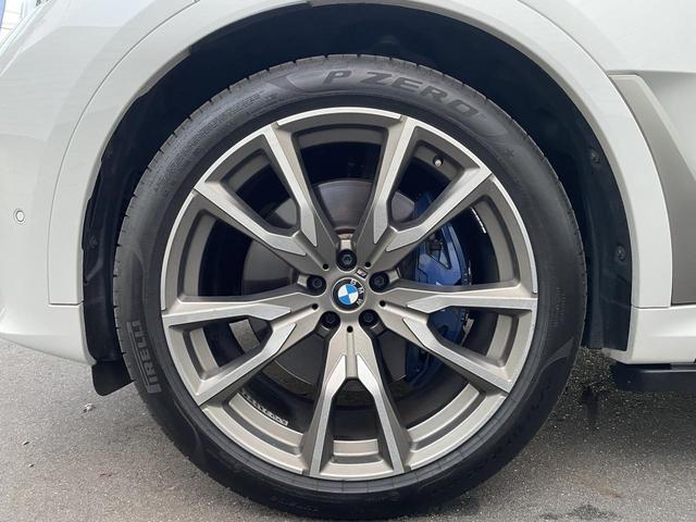 X7 M50i スカイラウンジパノラマサンルーフ・22インチオプションアルミ・2列目コンフォートシート・ウェルネスパッケージ・リアシートエンターテイメントシステムプロフェッショナル・全周囲カメラ 後席モニター(44枚目)