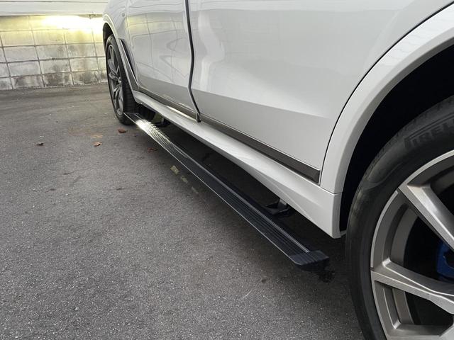 X7 M50i スカイラウンジパノラマサンルーフ・22インチオプションアルミ・2列目コンフォートシート・ウェルネスパッケージ・リアシートエンターテイメントシステムプロフェッショナル・全周囲カメラ 後席モニター(47枚目)