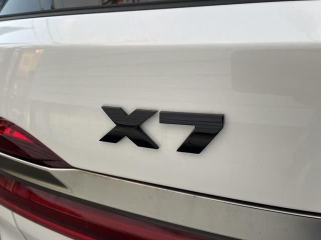 X7 M50i スカイラウンジパノラマサンルーフ・22インチオプションアルミ・2列目コンフォートシート・ウェルネスパッケージ・リアシートエンターテイメントシステムプロフェッショナル・全周囲カメラ 後席モニター(48枚目)