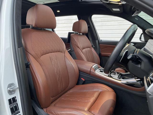X7 M50i スカイラウンジパノラマサンルーフ・22インチオプションアルミ・2列目コンフォートシート・ウェルネスパッケージ・リアシートエンターテイメントシステムプロフェッショナル・全周囲カメラ 後席モニター(50枚目)