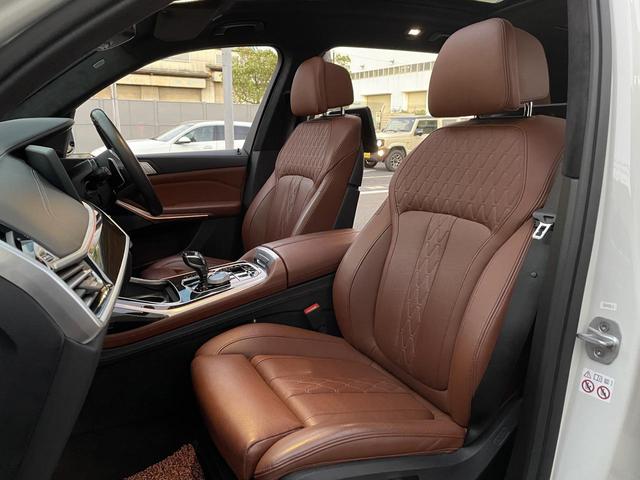 X7 M50i スカイラウンジパノラマサンルーフ・22インチオプションアルミ・2列目コンフォートシート・ウェルネスパッケージ・リアシートエンターテイメントシステムプロフェッショナル・全周囲カメラ 後席モニター(53枚目)