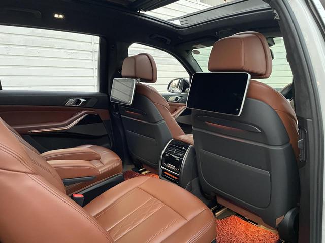 X7 M50i スカイラウンジパノラマサンルーフ・22インチオプションアルミ・2列目コンフォートシート・ウェルネスパッケージ・リアシートエンターテイメントシステムプロフェッショナル・全周囲カメラ 後席モニター(55枚目)