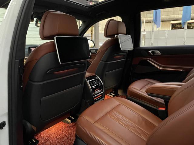 X7 M50i スカイラウンジパノラマサンルーフ・22インチオプションアルミ・2列目コンフォートシート・ウェルネスパッケージ・リアシートエンターテイメントシステムプロフェッショナル・全周囲カメラ 後席モニター(56枚目)