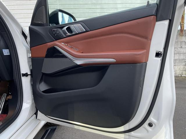 X7 M50i スカイラウンジパノラマサンルーフ・22インチオプションアルミ・2列目コンフォートシート・ウェルネスパッケージ・リアシートエンターテイメントシステムプロフェッショナル・全周囲カメラ 後席モニター(59枚目)