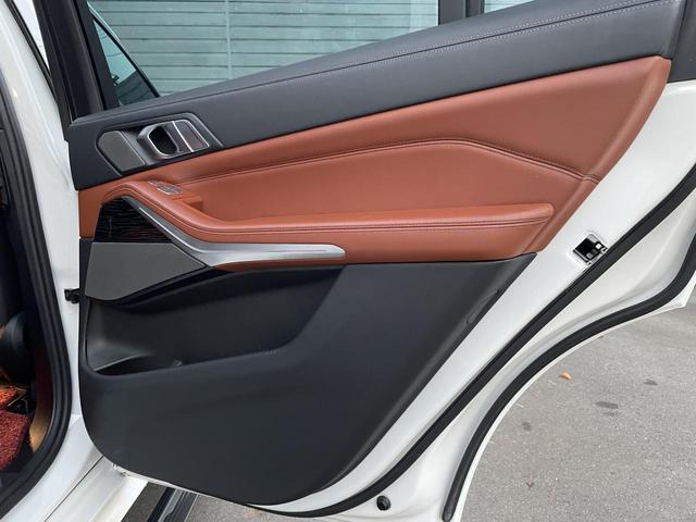 X7 M50i スカイラウンジパノラマサンルーフ・22インチオプションアルミ・2列目コンフォートシート・ウェルネスパッケージ・リアシートエンターテイメントシステムプロフェッショナル・全周囲カメラ 後席モニター(60枚目)