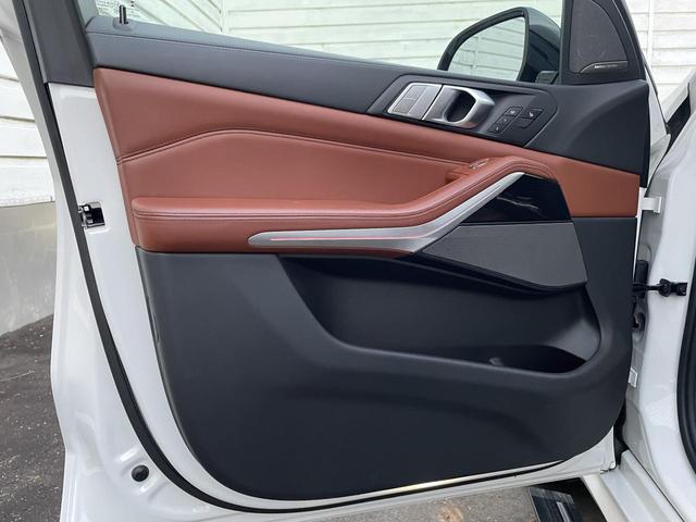 X7 M50i スカイラウンジパノラマサンルーフ・22インチオプションアルミ・2列目コンフォートシート・ウェルネスパッケージ・リアシートエンターテイメントシステムプロフェッショナル・全周囲カメラ 後席モニター(61枚目)