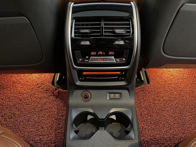 X7 M50i スカイラウンジパノラマサンルーフ・22インチオプションアルミ・2列目コンフォートシート・ウェルネスパッケージ・リアシートエンターテイメントシステムプロフェッショナル・全周囲カメラ 後席モニター(63枚目)