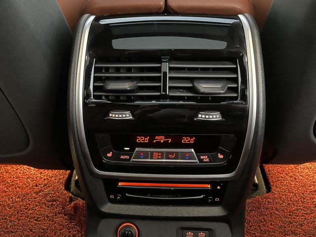 X7 M50i スカイラウンジパノラマサンルーフ・22インチオプションアルミ・2列目コンフォートシート・ウェルネスパッケージ・リアシートエンターテイメントシステムプロフェッショナル・全周囲カメラ 後席モニター(64枚目)