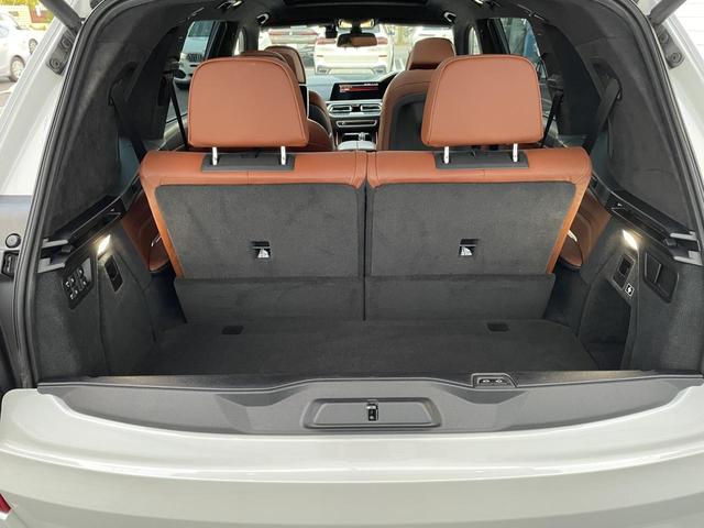 X7 M50i スカイラウンジパノラマサンルーフ・22インチオプションアルミ・2列目コンフォートシート・ウェルネスパッケージ・リアシートエンターテイメントシステムプロフェッショナル・全周囲カメラ 後席モニター(68枚目)