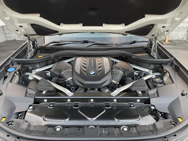 X7 M50i スカイラウンジパノラマサンルーフ・22インチオプションアルミ・2列目コンフォートシート・ウェルネスパッケージ・リアシートエンターテイメントシステムプロフェッショナル・全周囲カメラ 後席モニター(73枚目)