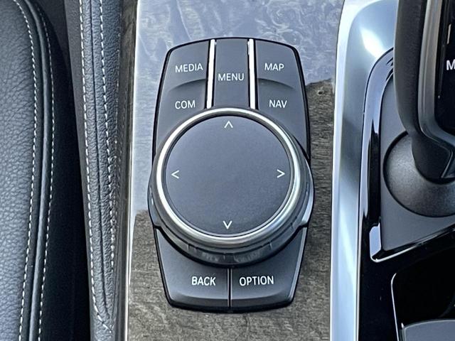 5シリーズ 530i Mスポーツ ヘッドアップディスプレイ アクティブクルーズコントロール 全周囲カメラ 前列シートヒーター 禁煙車  bluetooth 電動リアゲート 黒革シート 純正ナビ(12枚目)