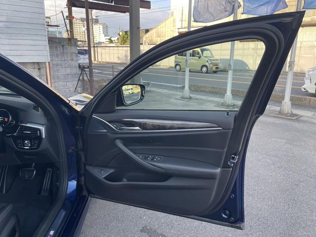 5シリーズ 530i Mスポーツ ヘッドアップディスプレイ アクティブクルーズコントロール 全周囲カメラ 前列シートヒーター 禁煙車  bluetooth 電動リアゲート 黒革シート 純正ナビ(58枚目)