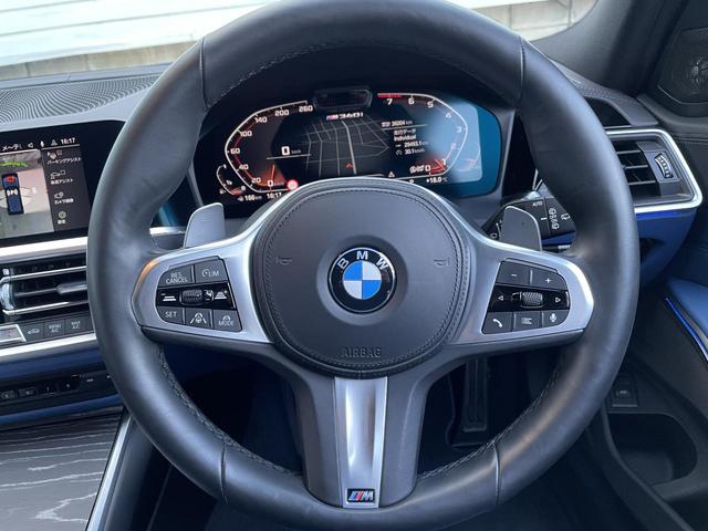 ＢＭＷのステアリングのリムは、一般的なものより少し太めにデザインされています。　これはタイヤやステアリングシャフトなどを介して伝わる路面からの入力を、しっかりと把握するためです。