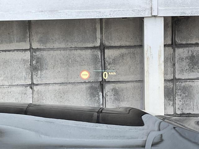 【ヘッドアップディスプレイ】ヘッドアップディスプレイでフロントガラスに車速・ナビゲーションルート案内の矢印・チェックコントロールなど、ドライバーが常に前方運転に集中できるよう視界に表示されます