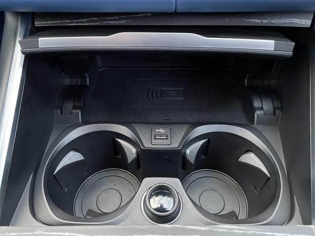 【ワイヤレスチャージ】携帯を置いておくだけで充電できます。アップルカープレイやＢｌｕｅｔｏｏｔｈ接続時でも充電は気にせず使用可能！