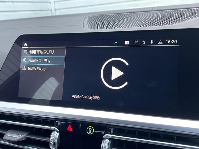 【アップルカープレイ】ｉＰｈｏｎｅがＢＭＷ車両とワイヤレスで接続されます。Ａｐｐｌｅ　ＣａｒＰｌａｙでは、オーディオストリーミングやメッセージングアプリがディスプレイに表示されます。