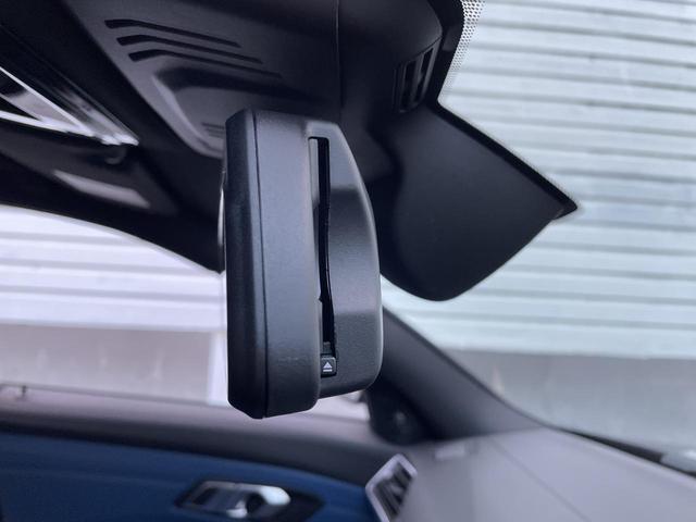 【ルームミラー一体型ＥＴＣ】ＢＭＷといえばルームミラー一体型のＥＴＣ。ドライバーから差し込めるかたちになっておりますので、差し忘れの際も慌てずにご利用いただけます。