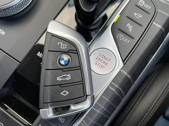 【コンフォートアクセス】スマートキーなので、キーをポケットやかばんに入れているだけでドアロックの開閉、エンジン始動が行えます。