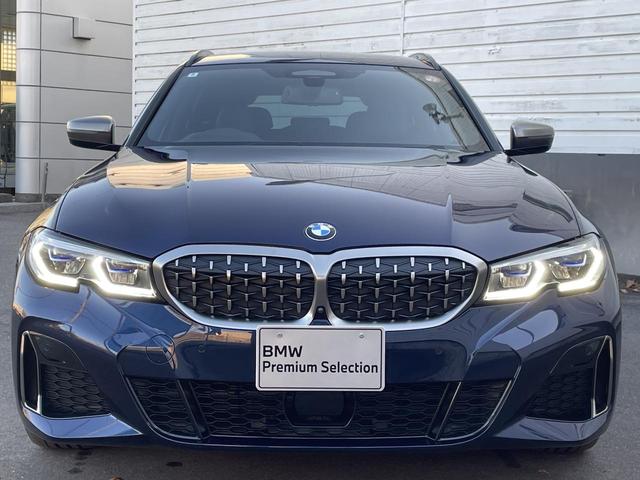 【キドニーグリル】ＢＭＷの代名詞。一目見ただけでＢＭＷであると認識できる確固たるアイコンとして存在感を放ちます。キドニーグリルは８０年以上続く伝統の形でございます。