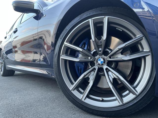 ＢＭＷならではの卓越した走りを支えるホイールと足回りです！日本車の走りに慣れている方にもぜひ体感して頂きたいほど、高いレベルでまとまっています！純正１９インチアルミホイール。