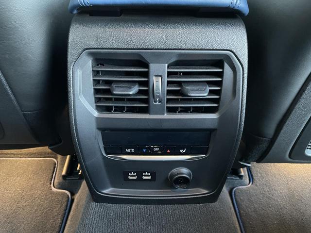 【リアエアコン】後席用のエアコン吹き出し口がございますので、暑い夏でも素早く冷房が効きますので、重要な装備になります。
