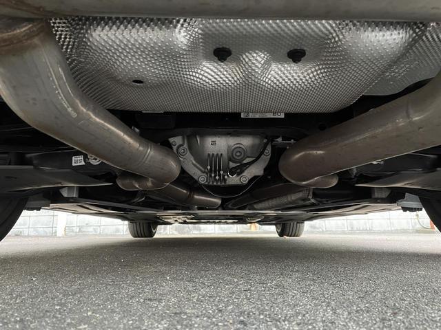 気になる中古車の下廻り。もちろん、納車時には整備スタッフによる点検を実施致しますので安心してご購入いただけます。ご希望があれば下廻りの錆止め施工も承ります。