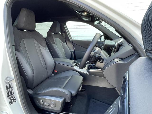 �X�|�[�c�V�[�g�ɂȂ��Ă���܂��̂ŁA�h���C�o�[�̐g�̂��z�[���h���A���肵���h���C�r���O�p�����T�|�[�g�v���܂��B����I�ȉ^�]�ł��A�����Ԃɂ킽��^�]�ł����K�Ȏp����ۂ��߂̐݌v�ɂȂ��Ă���܂��B