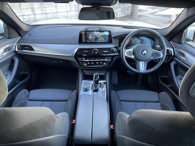 �h���C�o�[�Ɍ������ă��C�A�E�g���ꂽ�@�\�I�ȃZ���^�[�R���\�[����R���g���[���ނ������炷�������쐫�B��ɁA�^�]�ɏW���ł��郌�C�A�E�g���a�l�v�̓����ł��B