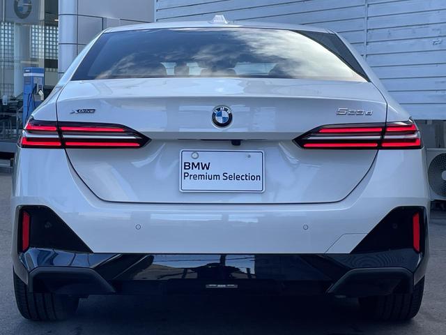 �y�z�t�}�C�X�^�[�L���N�z��Ȃ̃E�B���h�E���[��������΂ߏ�ɒ��ˏオ��A�܂�Ԃ��ēV��ւƐi��ł����f�U�C���ł��B�P�X�U�P�N����̗p�������󂯌p�����f�U�C���A�C�R���̈�ł��B