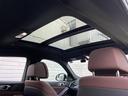 【電動パノラマルーフ】BMWのパノラマルーフは開閉が目的でなく、ルーフと一体感のある構造によって、より解放感を実現しているのが特徴です。