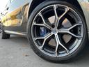 BMWならではの卓越した走りを支えるホイールと足回りです!日本車の走りに慣れている方にもぜひ体感して頂きたいほど、高いレベルでまとまっています!純正21インチアルミホイール。