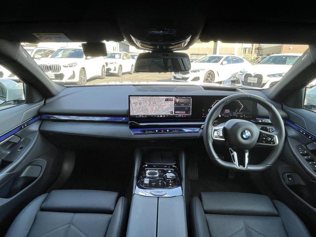 5シリーズ 523d xDriveツーリング Mスポーツ 認定中古車 2年保証付き 禁煙車 カーブドディスプレイ OP20インチAW アイコニックグロー 地上デジタルTV 全周囲カメラ パワーバックドア 純正ナビ ビルトインETC LEDヘッドライト(2枚目)