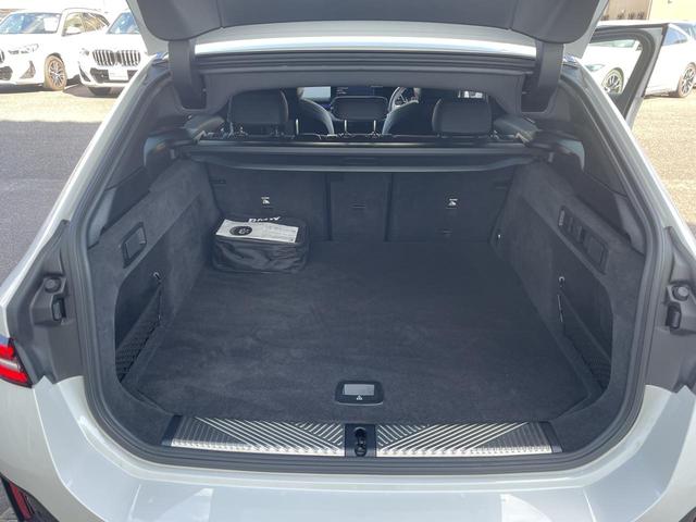 5シリーズ 523d xDriveツーリング Mスポーツ 認定中古車 2年保証付き 禁煙車 カーブドディスプレイ OP20インチAW アイコニックグロー 地上デジタルTV 全周囲カメラ パワーバックドア 純正ナビ ビルトインETC LEDヘッドライト(14枚目)