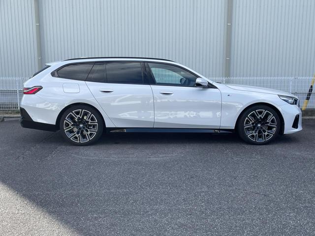 5シリーズ 523d xDriveツーリング Mスポーツ 認定中古車 2年保証付き 禁煙車 カーブドディスプレイ OP20インチAW アイコニックグロー 地上デジタルTV 全周囲カメラ パワーバックドア 純正ナビ ビルトインETC LEDヘッドライト(25枚目)